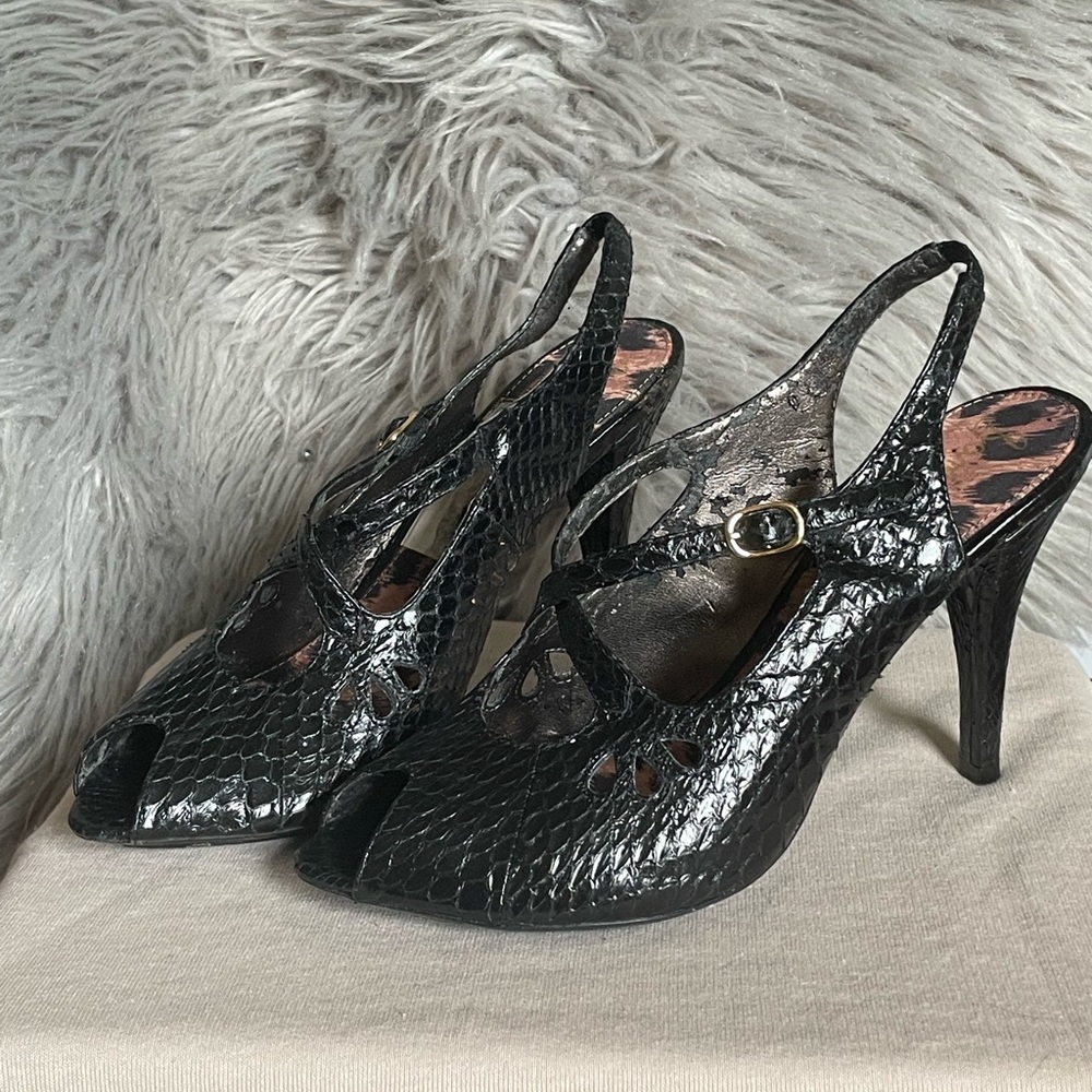 Strapped Black heels with open toe
